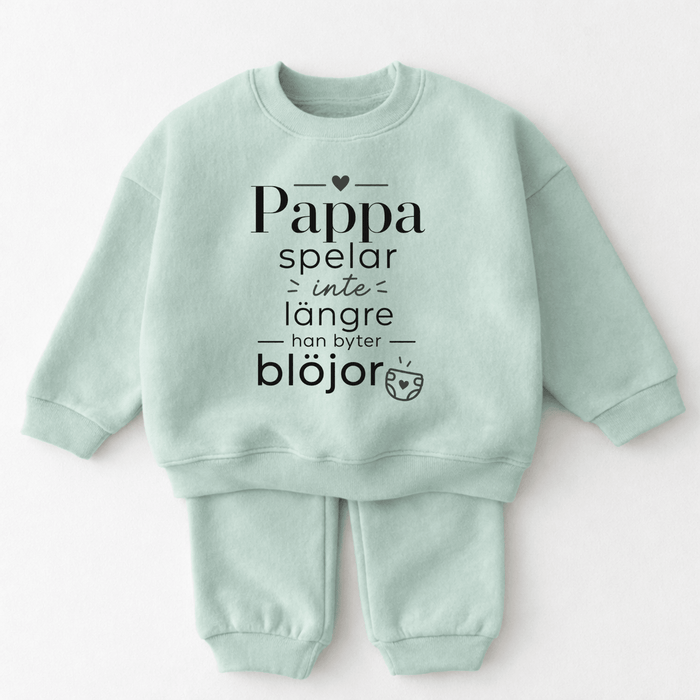 Pappa spelar inte längre han byter blöjor - Märchen Mode aus Bio-Baumwolle personalisierte geschenke Babyset & Bodys mit spruch & Geschenkideen für Neugeborene & 0–24 Monate & und perfekt als Geschenk zur Geburt