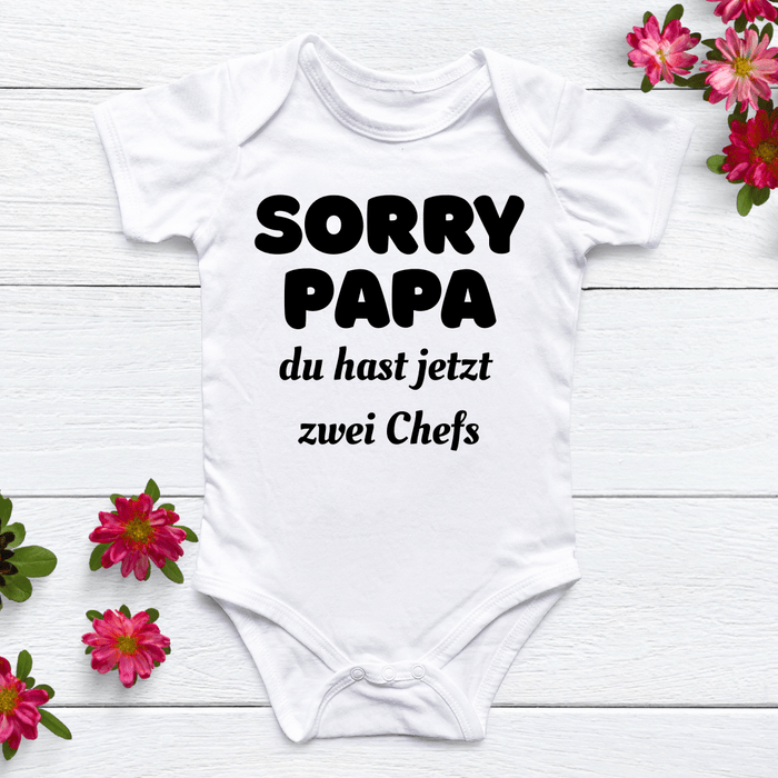 SORRY Papa du hast jetzt zwei Chefs!! - Märchen Mode aus Bio - Baumwolle personalisierte geschenke Babyset & Bodys mit spruch & Geschenkideen für Neugeborene & 0–24 Monate & und perfekt als Geschenk zur Geburt