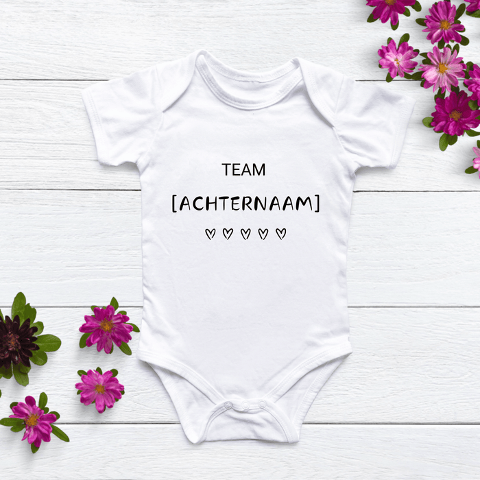 Team [Achternaam] Body - Märchen Mode aus Bio - Baumwolle personalisierte geschenke Babyset & Bodys mit spruch & Geschenkideen für Neugeborene & 0–24 Monate & und perfekt als Geschenk zur Geburt