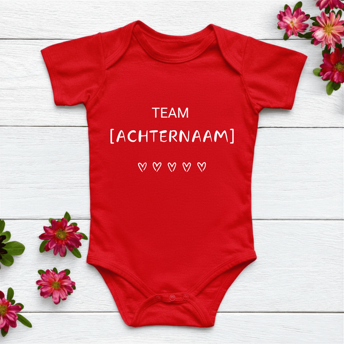 Team Achternaam Body Rood - Märchen Mode aus Bio - Baumwolle personalisierte geschenke Babyset & Bodys mit spruch & Geschenkideen für Neugeborene & 0–24 Monate & und perfekt als Geschenk zur Geburt