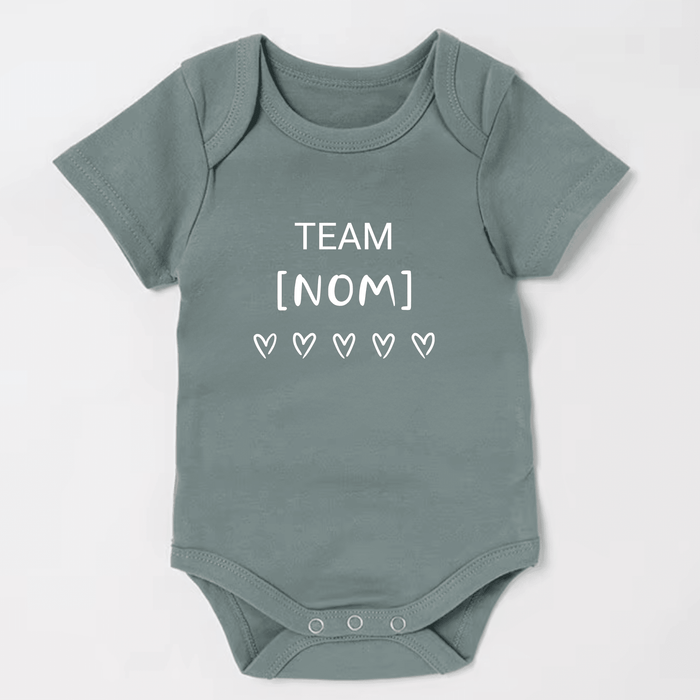 Team (NOM) body - Märchen Mode aus Bio-Baumwolle personalisierte geschenke Babyset & Bodys mit spruch & Geschenkideen für Neugeborene & 0–24 Monate & und perfekt als Geschenk zur Geburt