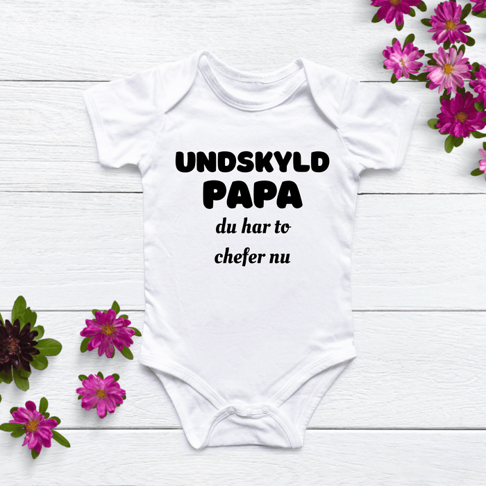 Undskyld Papa du har to chefer nu - Märchen Mode aus Bio - Baumwolle personalisierte geschenke Babyset & Bodys mit spruch & Geschenkideen für Neugeborene & 0–24 Monate & und perfekt als Geschenk zur Geburt
