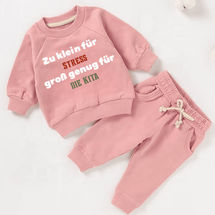 Zu klein für Stress groß genug für die Kita - Märchen Mode aus Bio - Baumwolle personalisierte geschenke Babyset & Bodys mit spruch & Geschenkideen für Neugeborene & 0–24 Monate & und perfekt als Geschenk zur Geburt