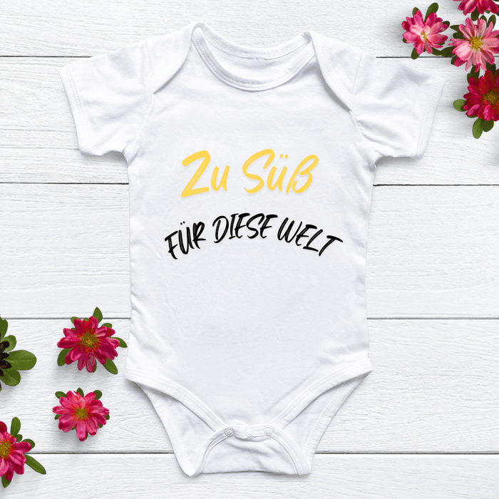Zu Süß Für diese Welt (Body) - Märchen Mode aus Bio - Baumwolle personalisierte geschenke Babyset & Bodys mit spruch & Geschenkideen für Neugeborene & 0–24 Monate & und perfekt als Geschenk zur Geburt